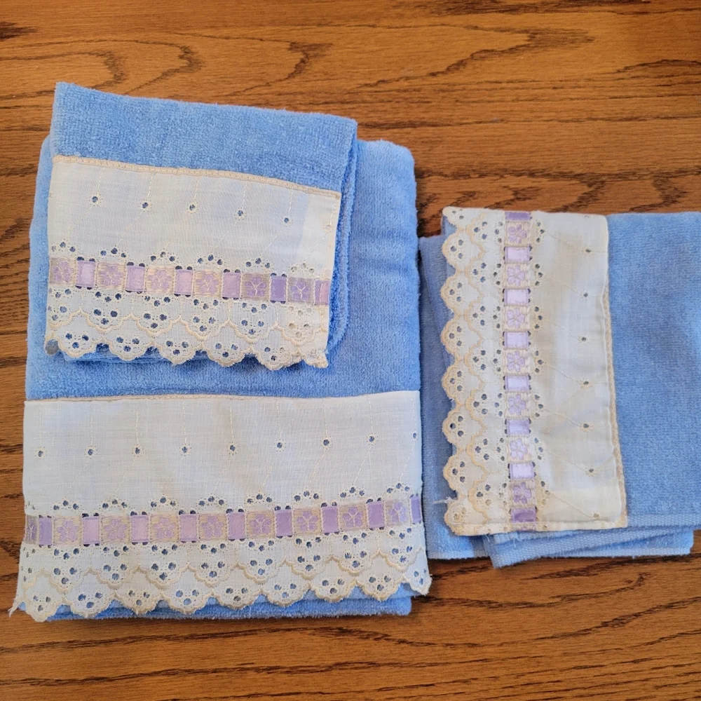 Cottagecore Bath Towel Set ~ Vtg 1980s? ~ Blue & Lacey Trim  GUC FINAL PRICE